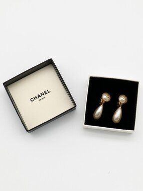 CHANEL Vintage Gold-Plated Cocomark White Faux Pearl Drop Clip-On Earrings 93P
